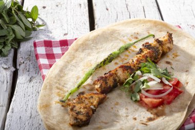 Türkçe ve Arapça geleneksel ramazan Tavuk Kebabı tortilla şal için hazır üzerinde