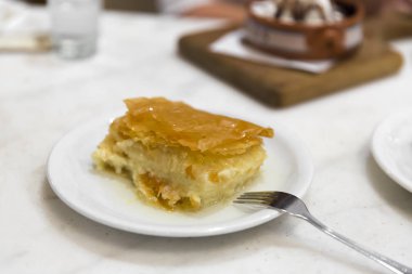 Beyaz plaka üzerinde tatlı baklava