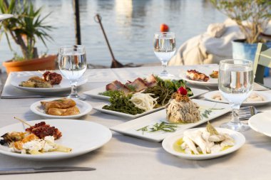 Tablo ayarı farklı deniz ürünleri yemek açık kafe 