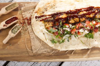 Türkçe ve Arapça geleneksel ramazan ızgara tavuk kebap rulo sarma için hazır Barbekü soslu