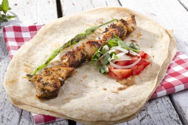 Türkçe ve Arapça geleneksel ramazan Tavuk Kebabı tortilla şal için hazır üzerinde