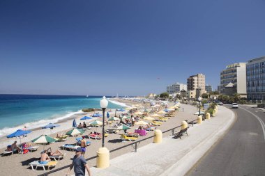 Rhodes, Yunanistan - 26 Ağustos 2017: Akti Miaouli plaj kısa yürüme mesafesinde Rodos'un şehir yer alır ve gri çakıl ve kum oluşur. Bu değil bir özellikle geniş bir plaj kum şerit.