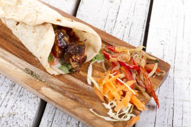 Türkçe ve Arapça geleneksel ramazan ızgara tavuk kebap rulo sarma 