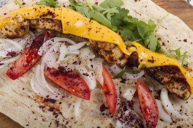 Türkçe ve Arapça geleneksel ramazan tavuk peynir erime ile Kebap 