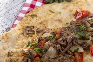 Türkçe ve Arapça geleneksel Delicious ramazan kuzu sığır eti kebabı soğan, domates, maydanoz ve rustik beyaz ahşap zemin üzerinde özel sosu ile flatbreadserving üzerinde.