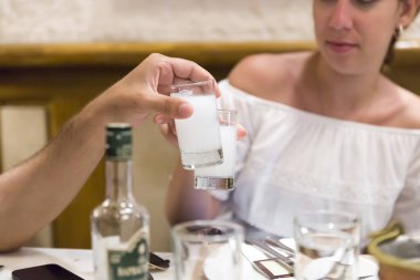 restoranda Türk geleneksel rakı içki içme arkadaş