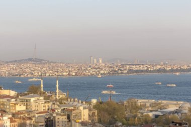 Ariel görünümü Türkiye nin en kalabalık şehri hem de kültürel ve finansal merkezi olan Istanbul 'un. İstanbul her iki tarafında yer. Nüfuslarına göre Avrupa'nın en büyük şehri.