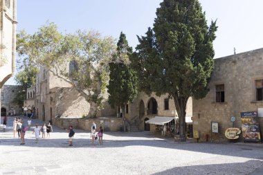 Rhodes, Yunanistan - 26 Ağustos 2017: turist Grand Master Şövalyeleri oldu hangi mimarisi inşa Knights döneminin şehrin altındaki XVI yüzyılda sokak yürüyüş. Kastello Ortaçağ kalesidir. 