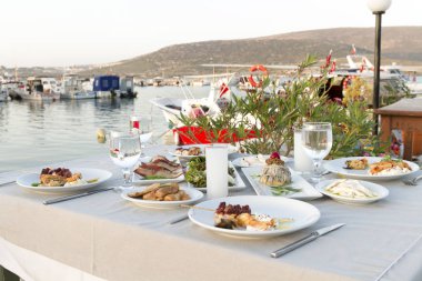 Tablo ayarı farklı deniz ürünleri yemek açık kafe 