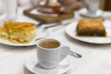 Espresso Kahve Kupası bir tablo