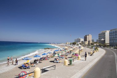 Rhodes, Yunanistan - 26 Ağustos 2017: Akti Miaouli plaj kısa yürüme mesafesinde Rodos'un şehir yer alır ve gri çakıl ve kum oluşur. Bu değil bir özellikle geniş bir plaj kum şerit.