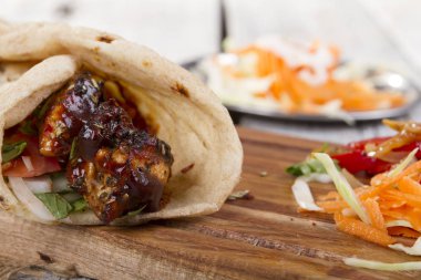 Türkçe ve Arapça geleneksel ramazan ızgara tavuk kebap rulo sarma 