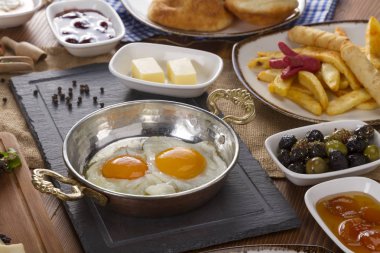 Ahşap masa üzerinde zengin Delicious Türkçe ve Arapça geleneksel kahvaltı hizmet