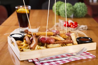 Tabloda kızarmış taze bira tabak patates kızartması, tavuk Nuggets, peynir parmak, soğan halkaları, sosis, acı sos ile deef