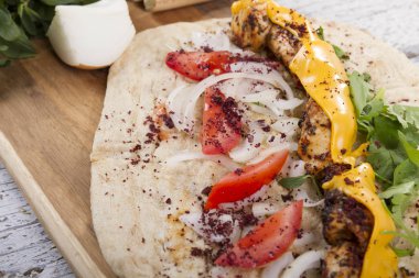 Türkçe ve Arapça geleneksel ramazan tavuk peynir erime ile Kebap 