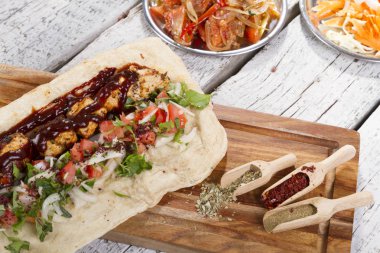 Türkçe ve Arapça geleneksel ramazan ızgara tavuk kebap rulo sarma 