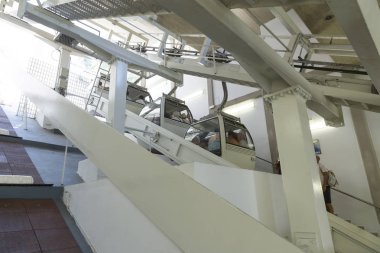 Santorini, Yunanistan - 25 Ağustos 2017: Santorini teleferik portu Santorini Adası Yunanistan Thera kasaba ile bağlanır. Loula ve Evangelos Nomikos Vakfı bağış olarak inşa edilmiştir.