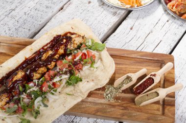 Türkçe ve Arapça geleneksel ramazan ızgara tavuk kebap rulo sarma 