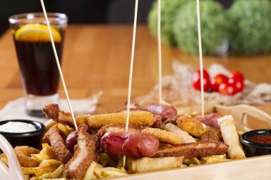 Tabloda kızarmış taze bira tabak patates kızartması, tavuk Nuggets, peynir parmak, soğan halkaları, sosis, acı sos ile deef