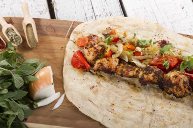 Türkçe ve Arapça geleneksel ramazan ızgara tavuk kebap rulo sarma için hazır 