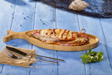 Fried kalmar ahşap plaka, deniz ürünleri kavramı üzerinde