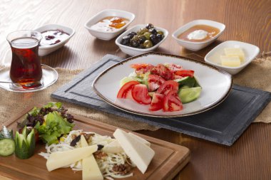 Lezzetli geleneksel diyet Türk kahvaltı büyük ahşap masa