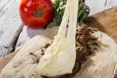 Et, peynir ve domates ile lezzetli kebap hazırlama