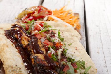 Türkçe ve Arapça geleneksel ramazan ızgara tavuk kebap rulo sarma 