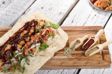 Türkçe ve Arapça geleneksel ramazan ızgara tavuk kebap rulo sarma 