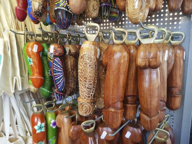 Rhodes, Yunanistan - 26 Ağustos 2017: ahşap hediyelik eşya dükkanında görünümü kadar yakın