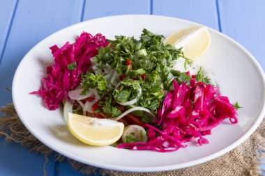 limon ve ahşap zemin üzerine yeşil sebze salatası yakın çekim