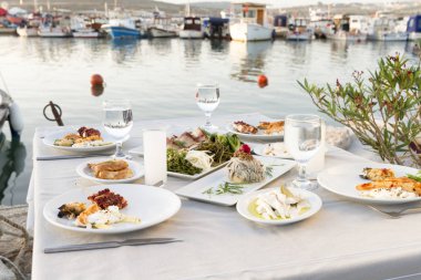 Tablo ayarı farklı deniz ürünleri yemek açık kafe 