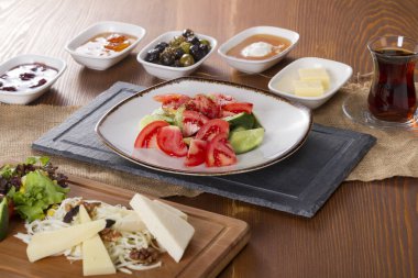 Lezzetli geleneksel diyet Türk kahvaltı üzerinde büyük bir ahşap masa. 