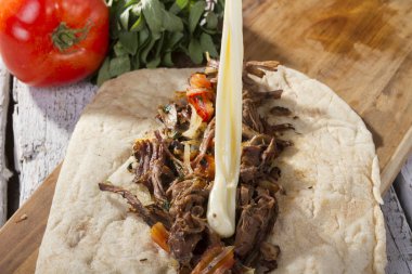 Et, peynir ve domates ile lezzetli kebap hazırlama