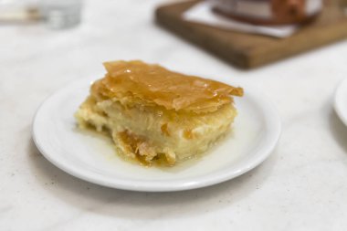 Beyaz plaka üzerinde tatlı baklava