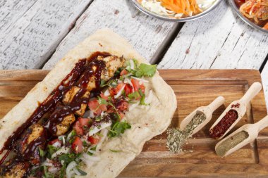 Türkçe ve Arapça geleneksel ramazan ızgara tavuk kebap rulo sarma 