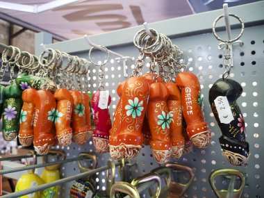 Rhodes, Yunanistan - 26 Ağustos 2017: ahşap hediyelik eşya dükkanında görünümü kadar yakın