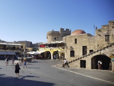 Rhodes, Yunanistan - 26 Ağustos 2017: ünlü Sokrates Caddesi'nde eski Rodos şehrine Hipokrat kare