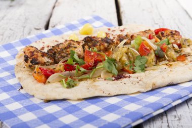 Türkçe ve Arapça geleneksel ramazan ızgara tavuk kebap rulo sarma için hazır