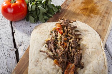 Et ve domates ile lezzetli kebap hazırlama