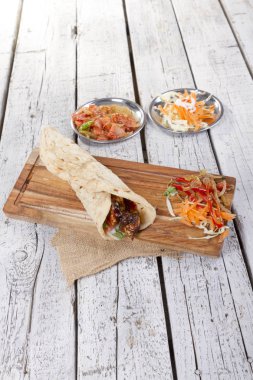 Türkçe ve Arapça geleneksel ramazan ızgara tavuk kebap rulo sarma 