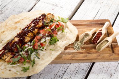 Türkçe ve Arapça geleneksel ramazan ızgara tavuk kebap rulo sarma için hazır Barbekü soslu