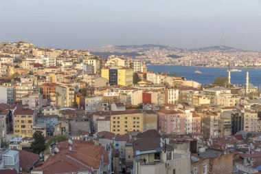 Ariel görünümü Türkiye nin en kalabalık şehri hem de kültürel ve finansal merkezi olan Istanbul 'un. İstanbul her iki tarafında yer. Nüfuslarına göre Avrupa'nın en büyük şehri.