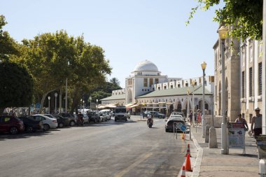 Rhodes, Yunanistan - 26 Ağustos 2017: Rhodes, en büyük ve en popüler ada oniki olduğunu. Güneş, yılda 300 gün ada çoğunlukla romantik Old Town için ünlüdür ve plaj tatil.