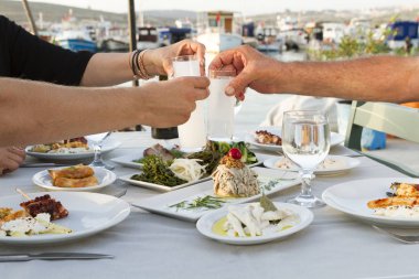İnsanlar farklı deniz ürünleri yemek yeme ve içme açık café'de 