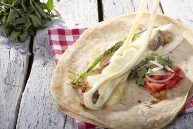 Türkçe ve Arapça geleneksel ramazan Tavuk Kebabı tortilla için hazır Eritme peynir ile şal