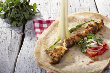 Türkçe ve Arapça geleneksel ramazan Tavuk Kebabı tortilla için hazır Eritme peynir ile şal