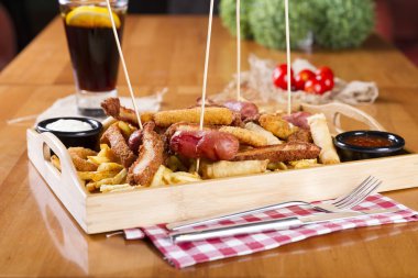 Tabloda kızarmış taze bira tabak patates kızartması, tavuk Nuggets, peynir parmak, soğan halkaları, sosis, acı sos ile deef