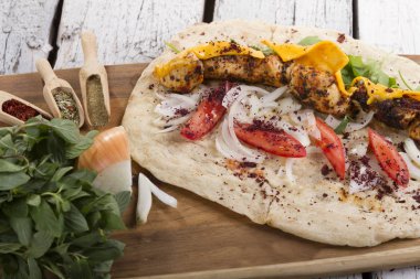 Türkçe ve Arapça geleneksel ramazan tavuk peynir erime ile Kebap 