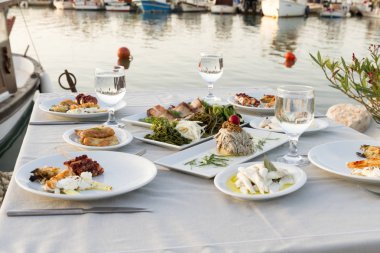 Tablo ayarı farklı deniz ürünleri yemek açık kafe 